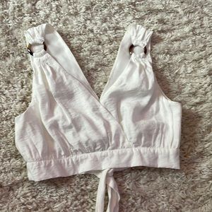 Vestique cropped white top with cute detailing.